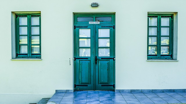 zelené dveře, okna