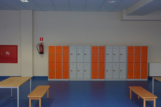 místnost, oranžové a bílé plechové skříňky