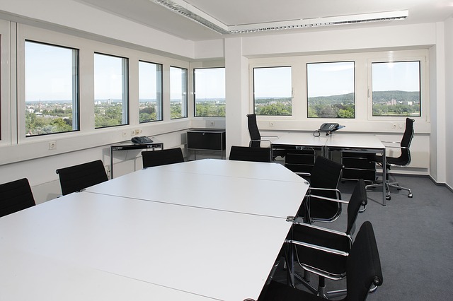 konferenční místnost, židle, stoly