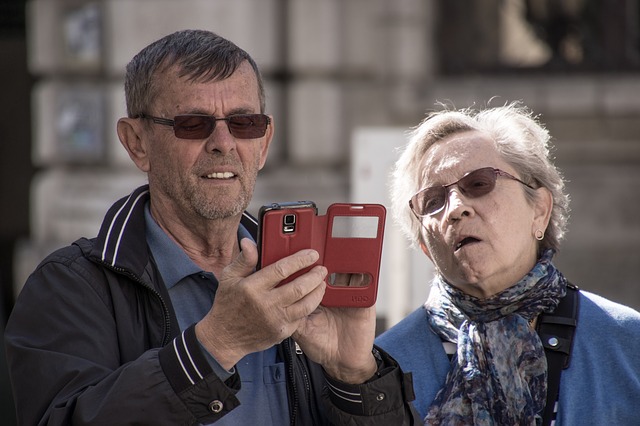 muž a žena prohlížejí telefon v pouzdru