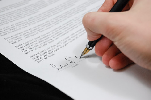 podpis na smlouvě