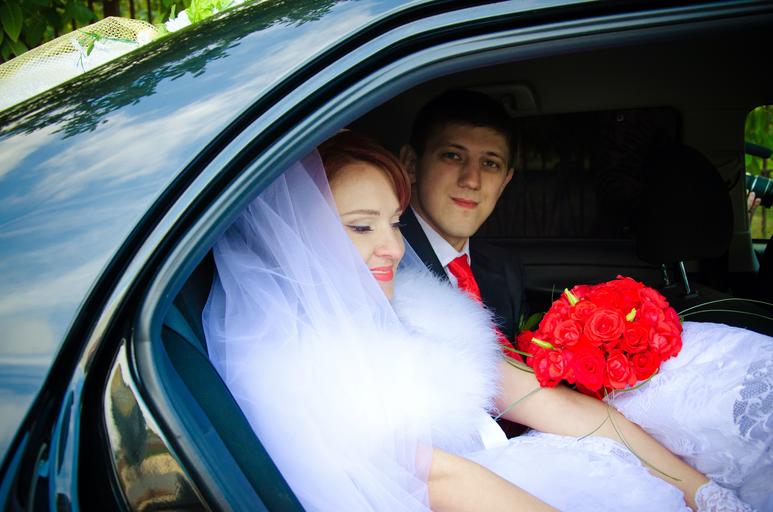 nevěsta se ženichem v autě