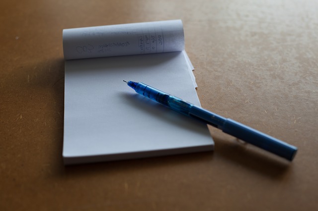 zápisník a pero