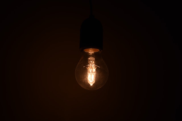 žárovka ve tmě