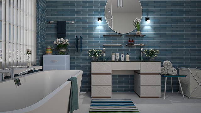 zařízená koupelna kombinace modré bílé barvy