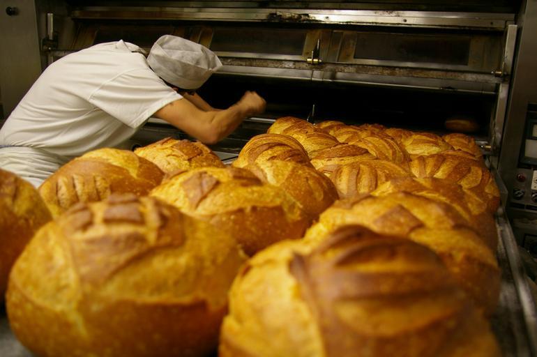 pekárna – pekař peče pečivo
