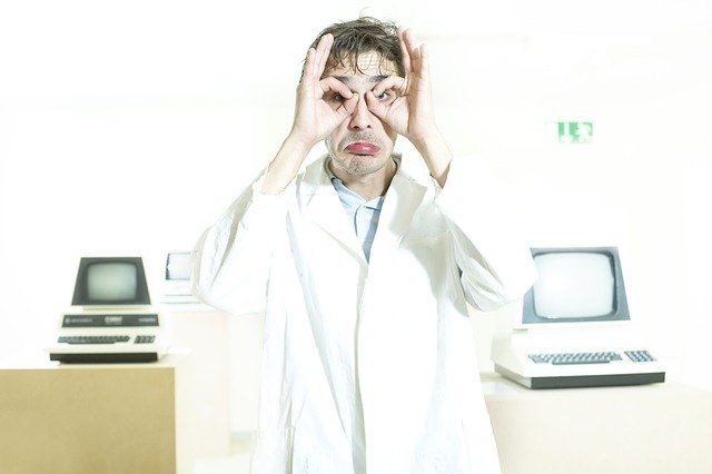 muž v bílém plášti, strašidlo