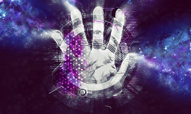 ruka sahající přes obrazovku